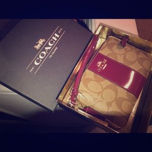 BRAND NEW Coach wristlet